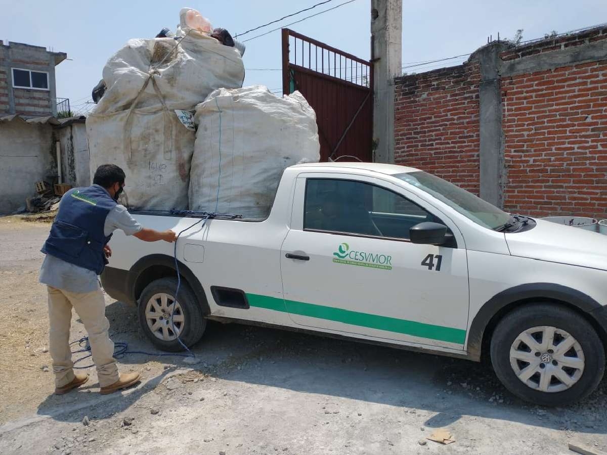 Retiran 3.5 toneladas de envases de agroquímicos en campos de cultivo de Mazatepec