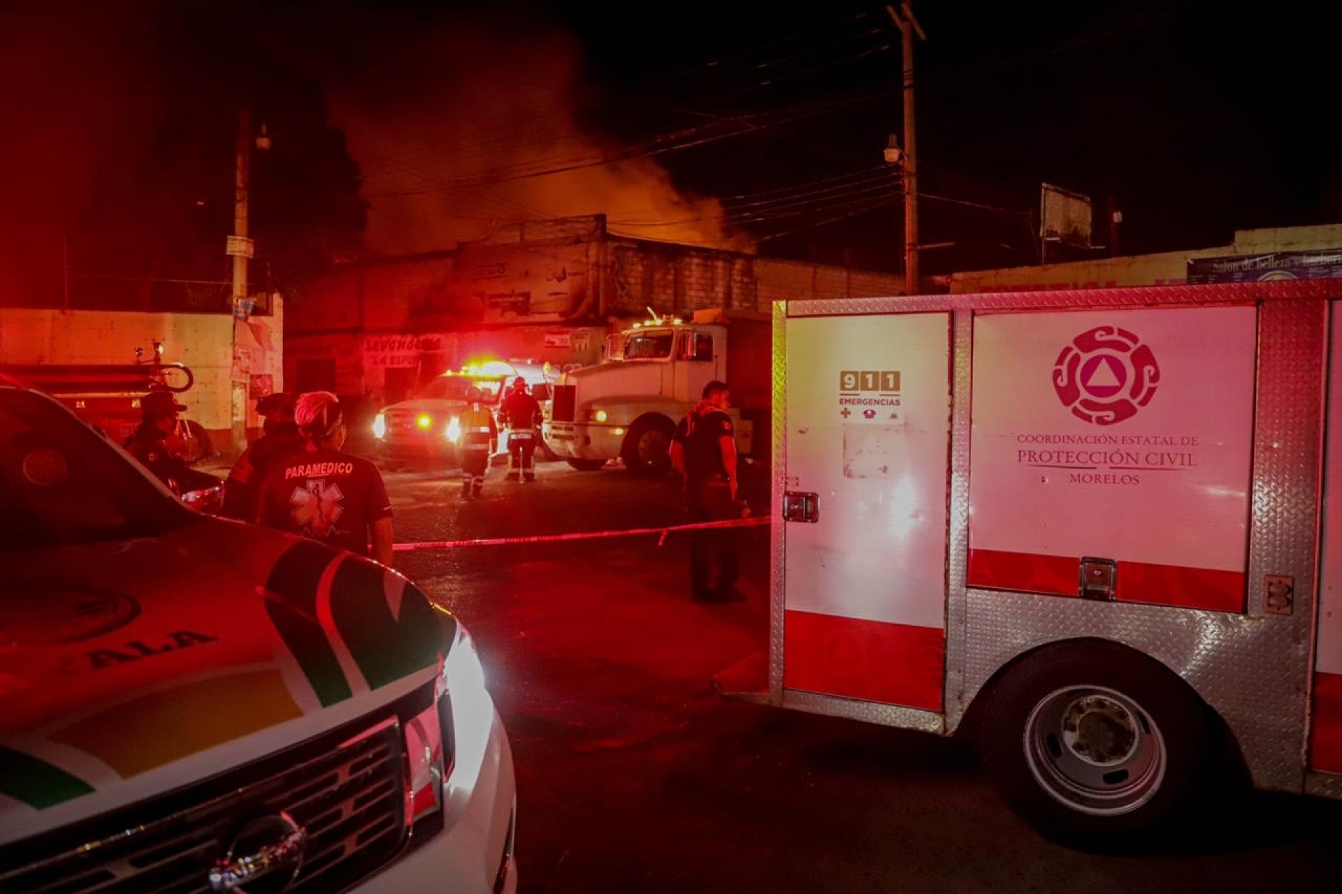 Se incendian locales en plaza comercial de Cuautla