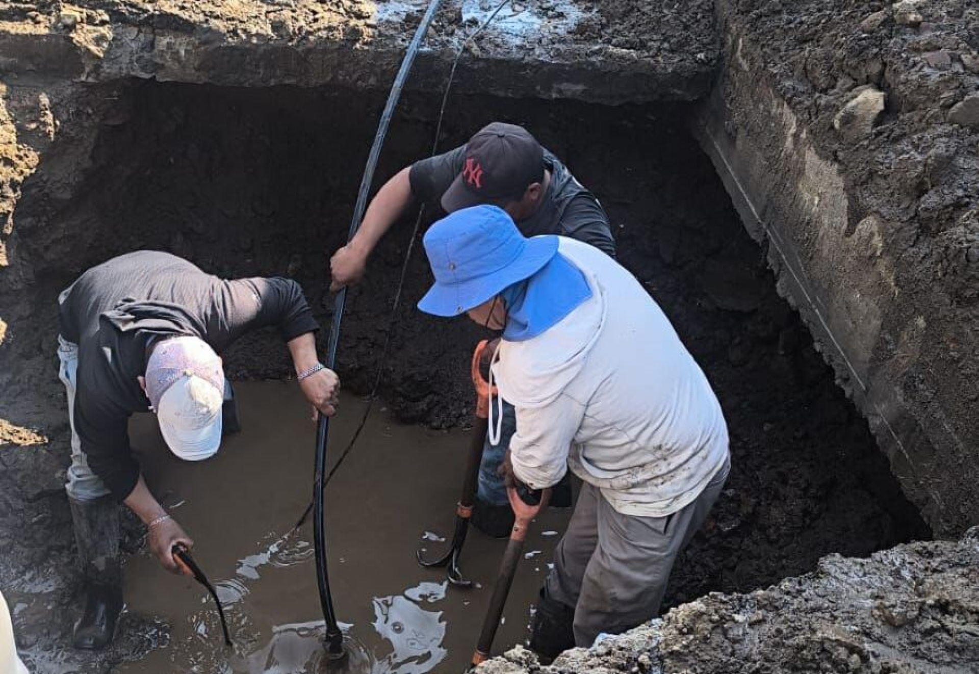 Continúa SAPAC trabajos de reparación de fuga en calle Madero de la colonia Miraval