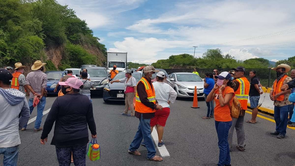 Pobladores de Coaxitlán bloquean la autopista del Sol