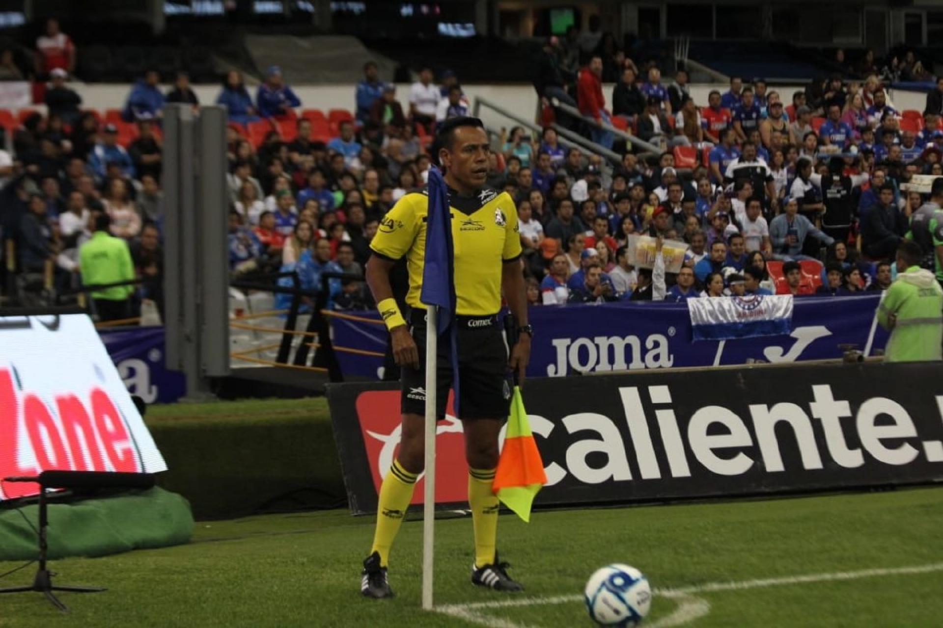 Eduardo Acosta busca el gafete FIFA
