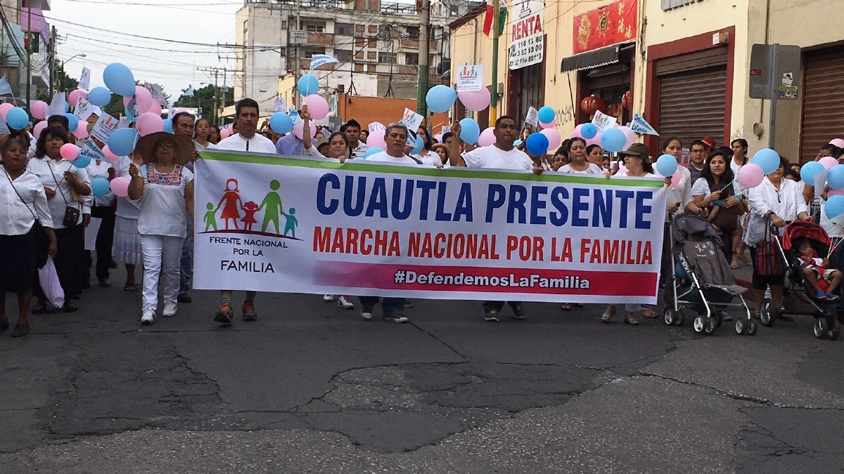 Cientos participan en la Marcha por la Familia en Cuautla