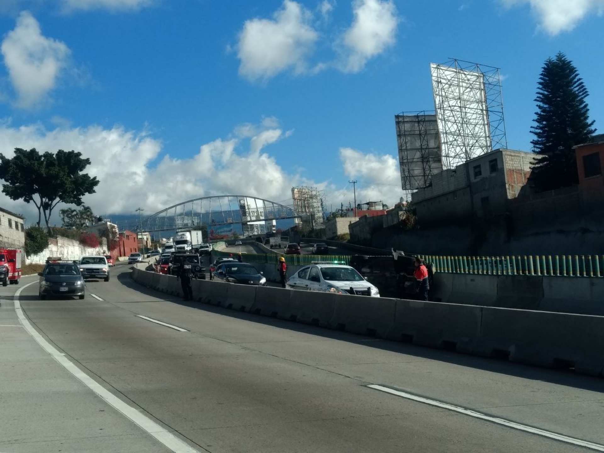 Se impacta camioneta contra autobús en el Paso Exprés
