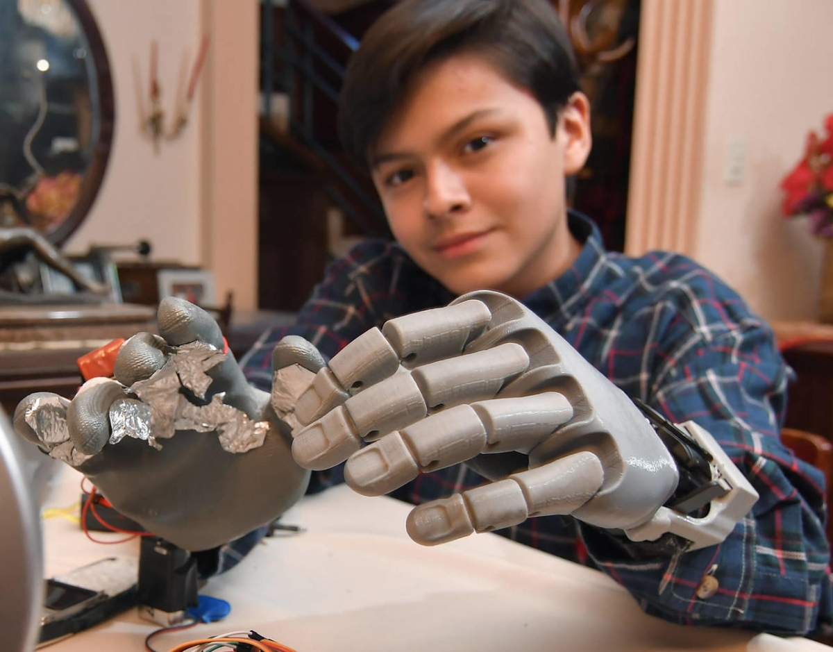 Niño se fabrica mano robótica con impresora 3D