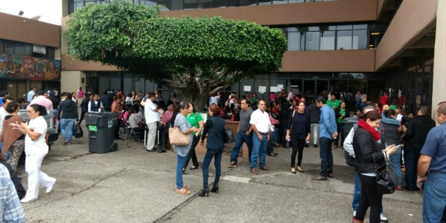 Protestan trabajadores administrativos; toman instalaciones del IEBEM