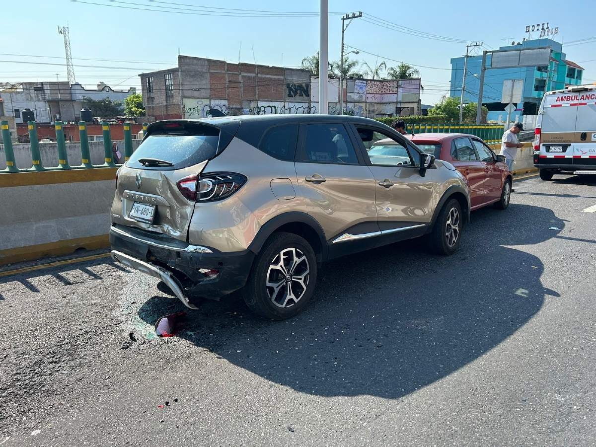Choquen entre tres vehículos deja daños materiales