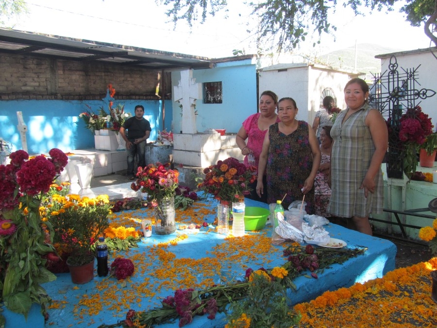 Sin incidentes, visita a panteones en la región sur durante festejos del Día de Muertos