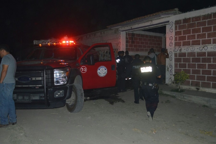 Rescatan cuerpos de emergencias a tres menores de edad de un incendio