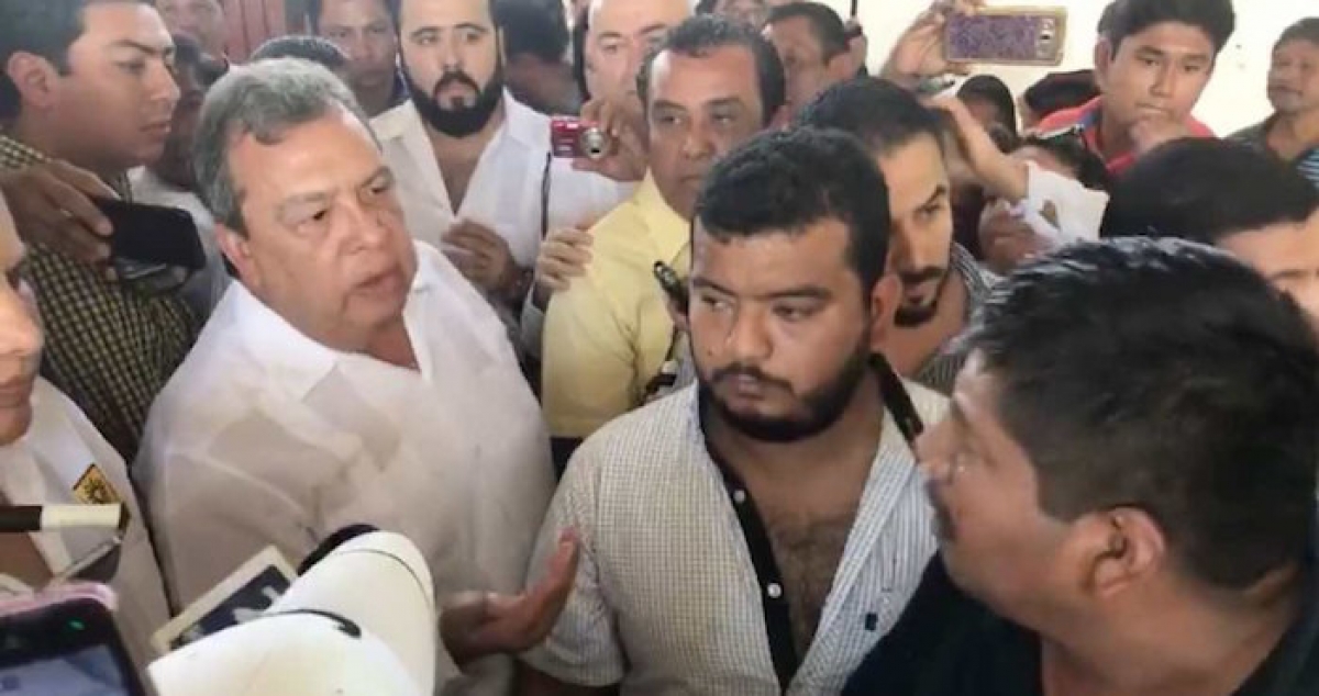 “¡Asesino! ¡Asesino!”, gritan padres de los 43 a Ángel Aguirre