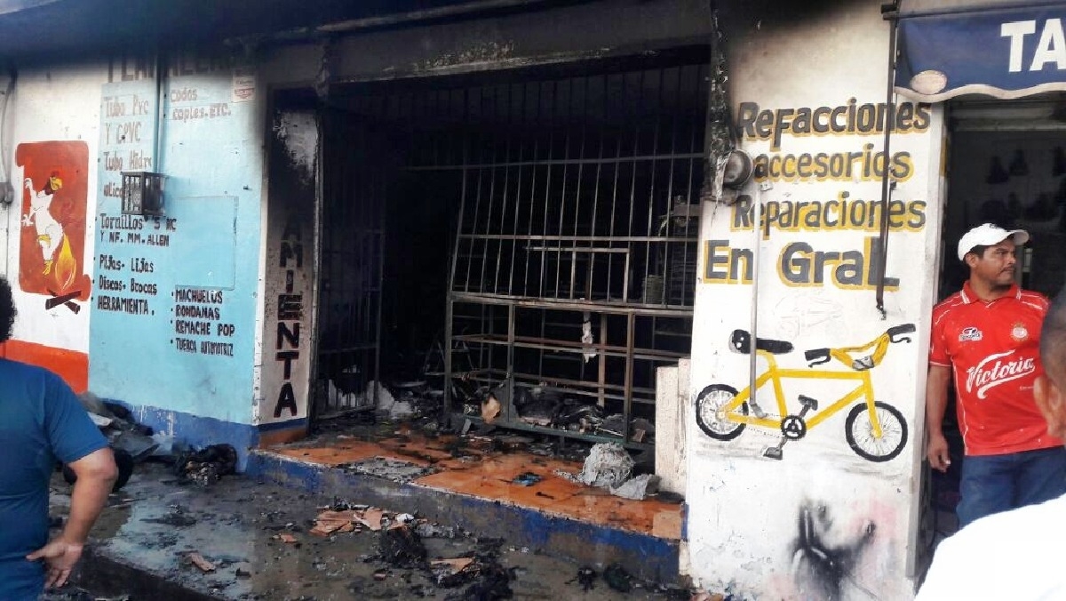 Se incendió una tlapalería en Emiliano Zapata