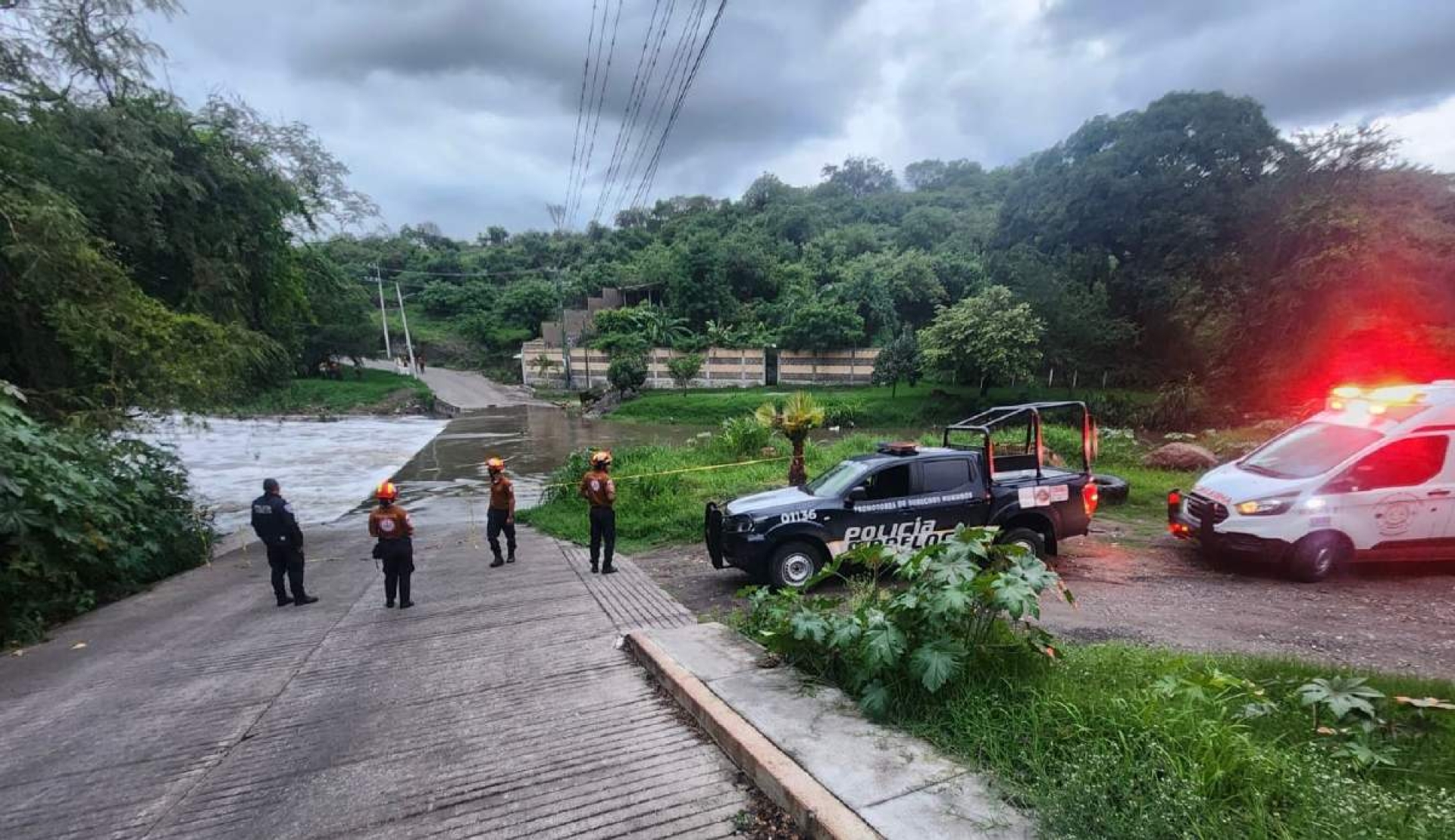 Rescatan a motociclista que fue arrastrado por un río