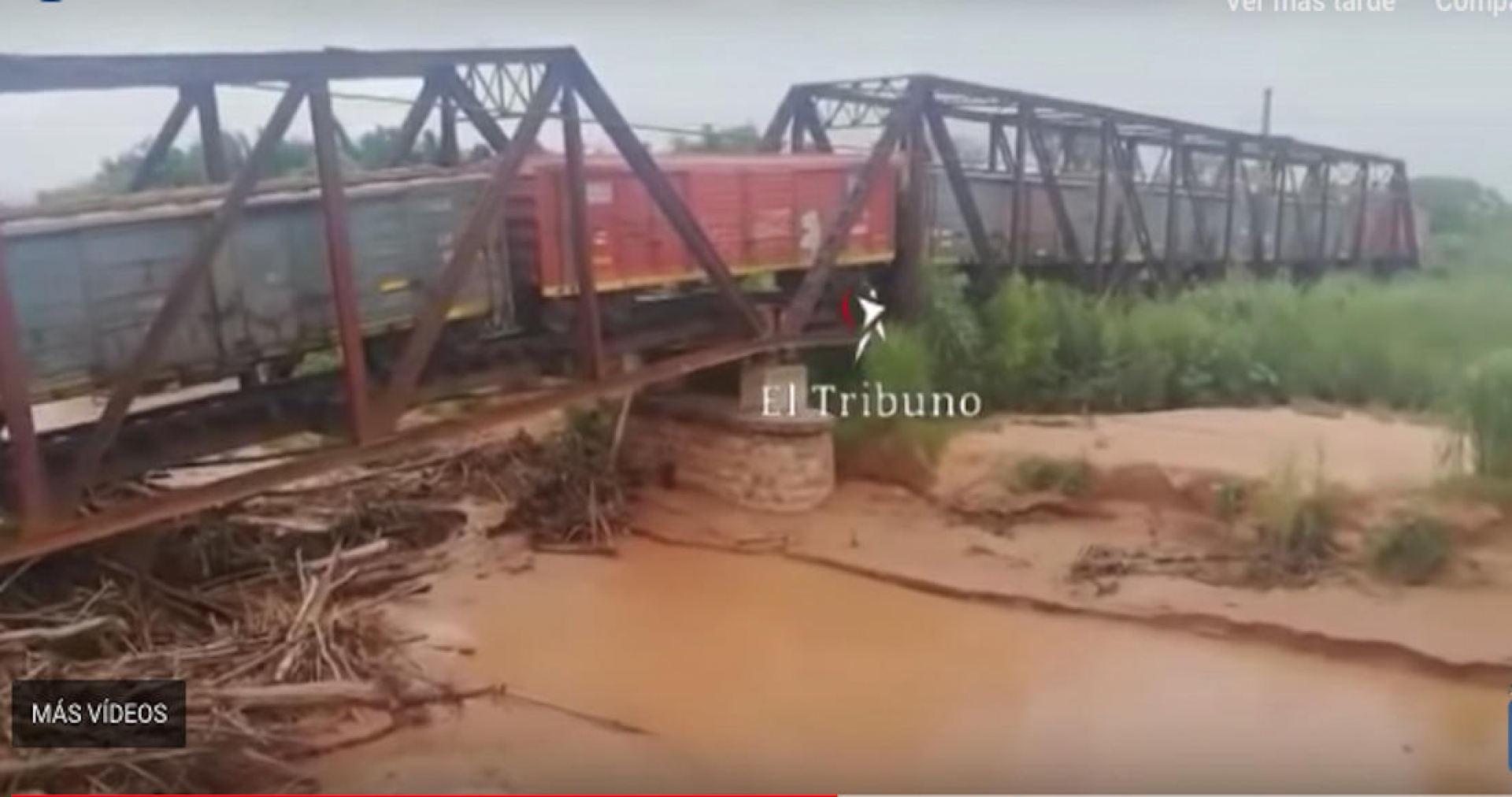 VIDEO: Se derrumba puente justo cuando un tren va cruzándolo