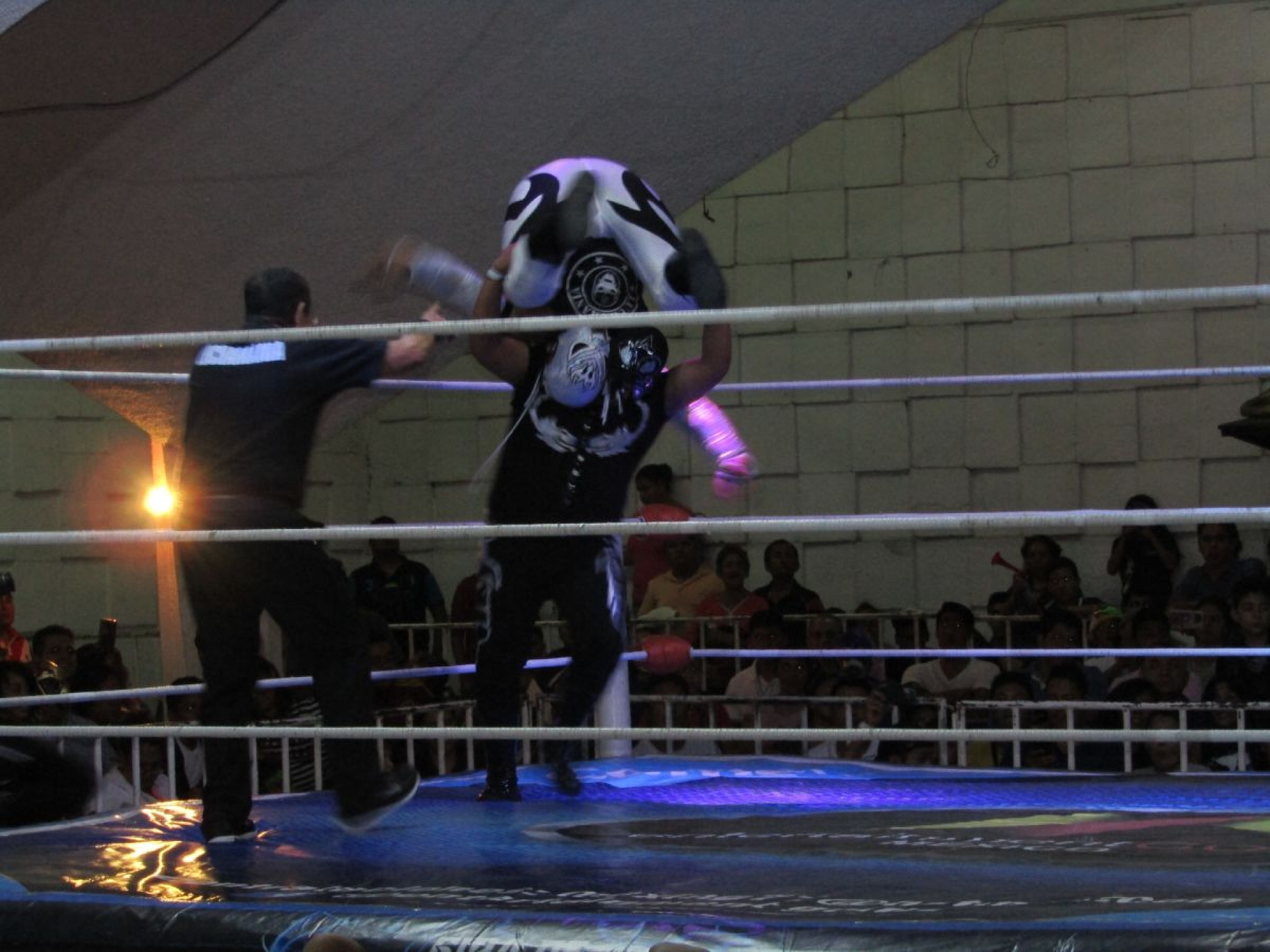 Guerrero Azteca presume cinturón del Campeonato Entertainment Golden