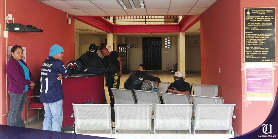 Toman policías la presidencia municipal de Puente de Ixtla