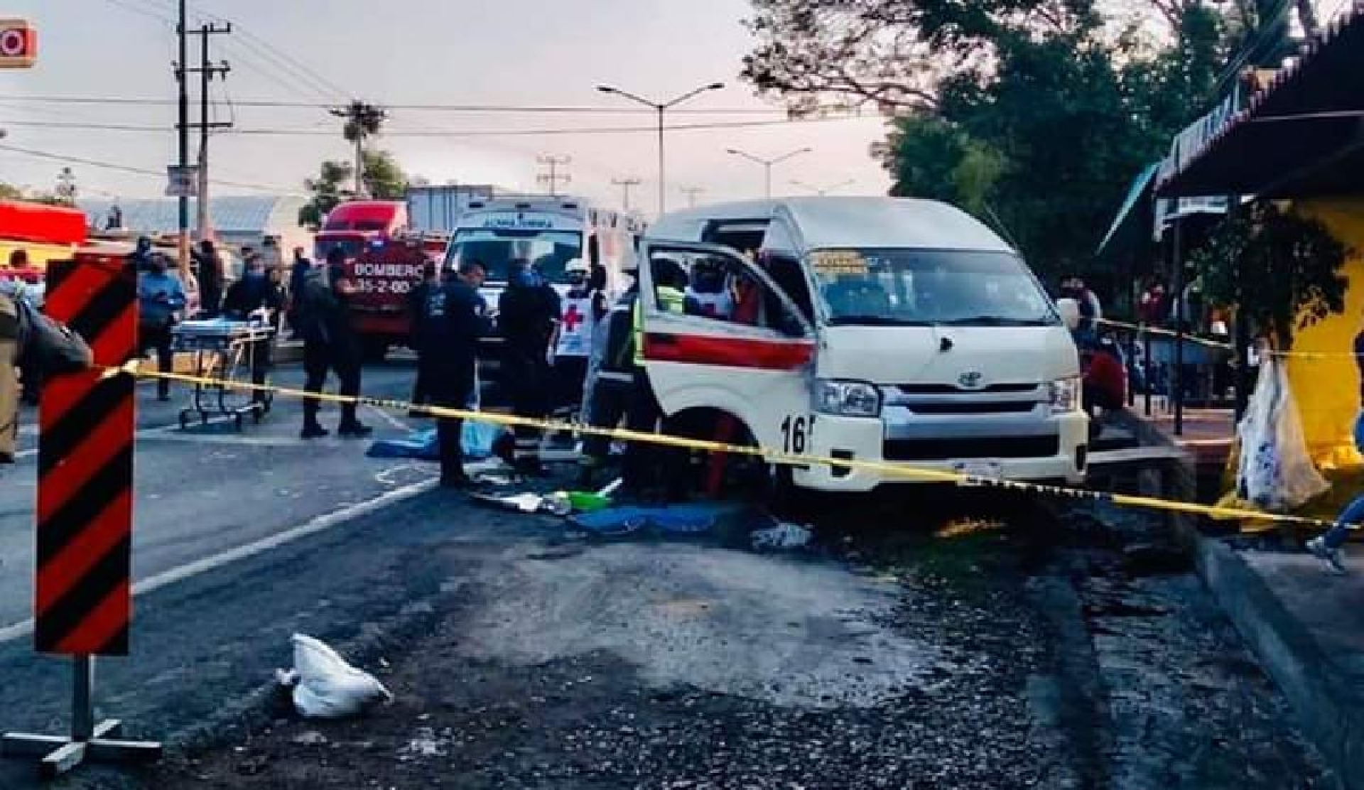 Se impacta tráiler contra una combi; hay dos muertos