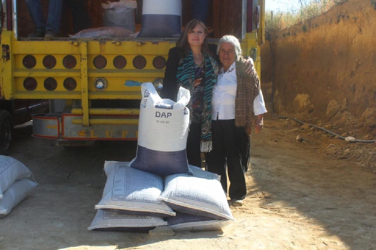 Ana Bertha Haro Sánchez entregó fertilizante a productores de frutas de la comunidad de Hueyapan