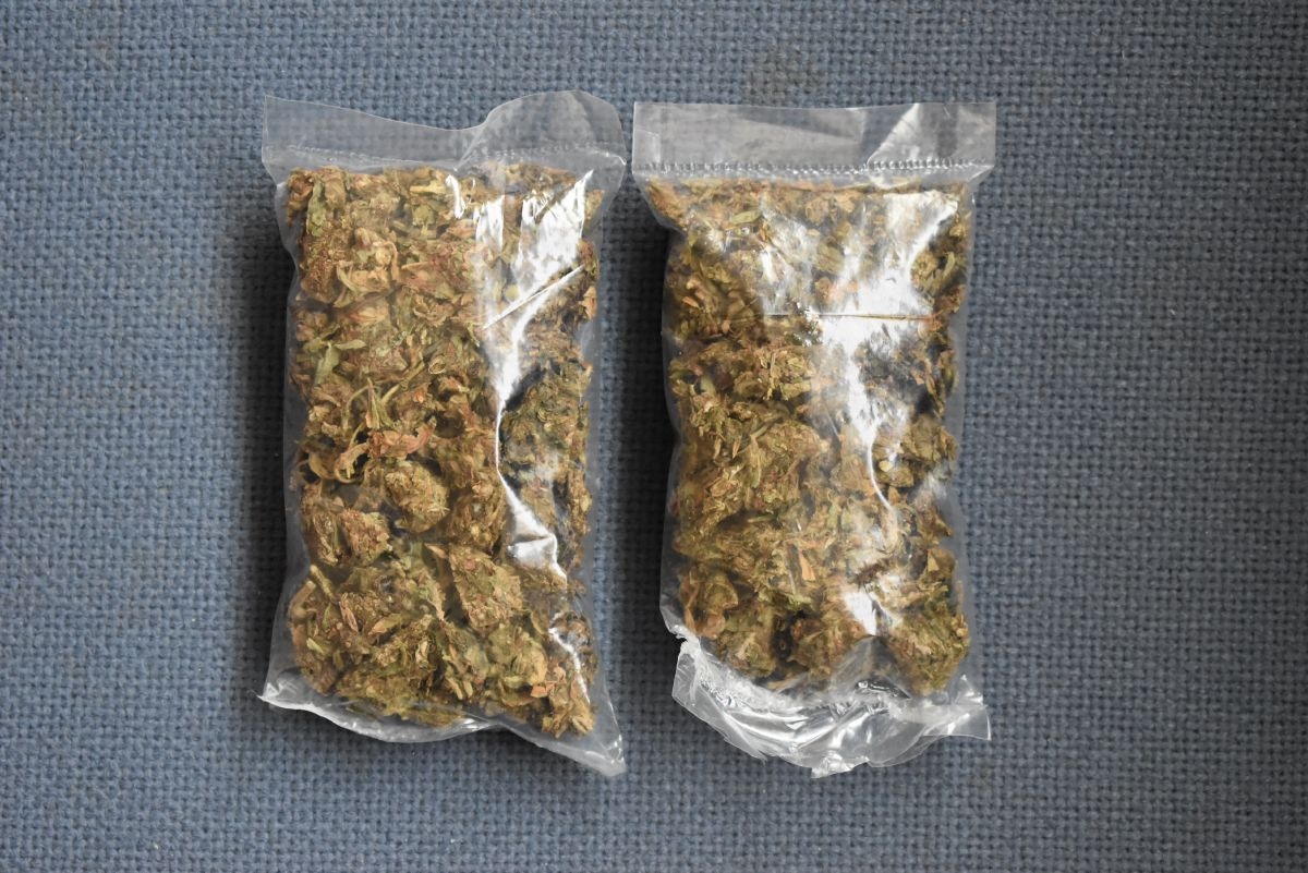 Arrestan a dos individuos con marihuana