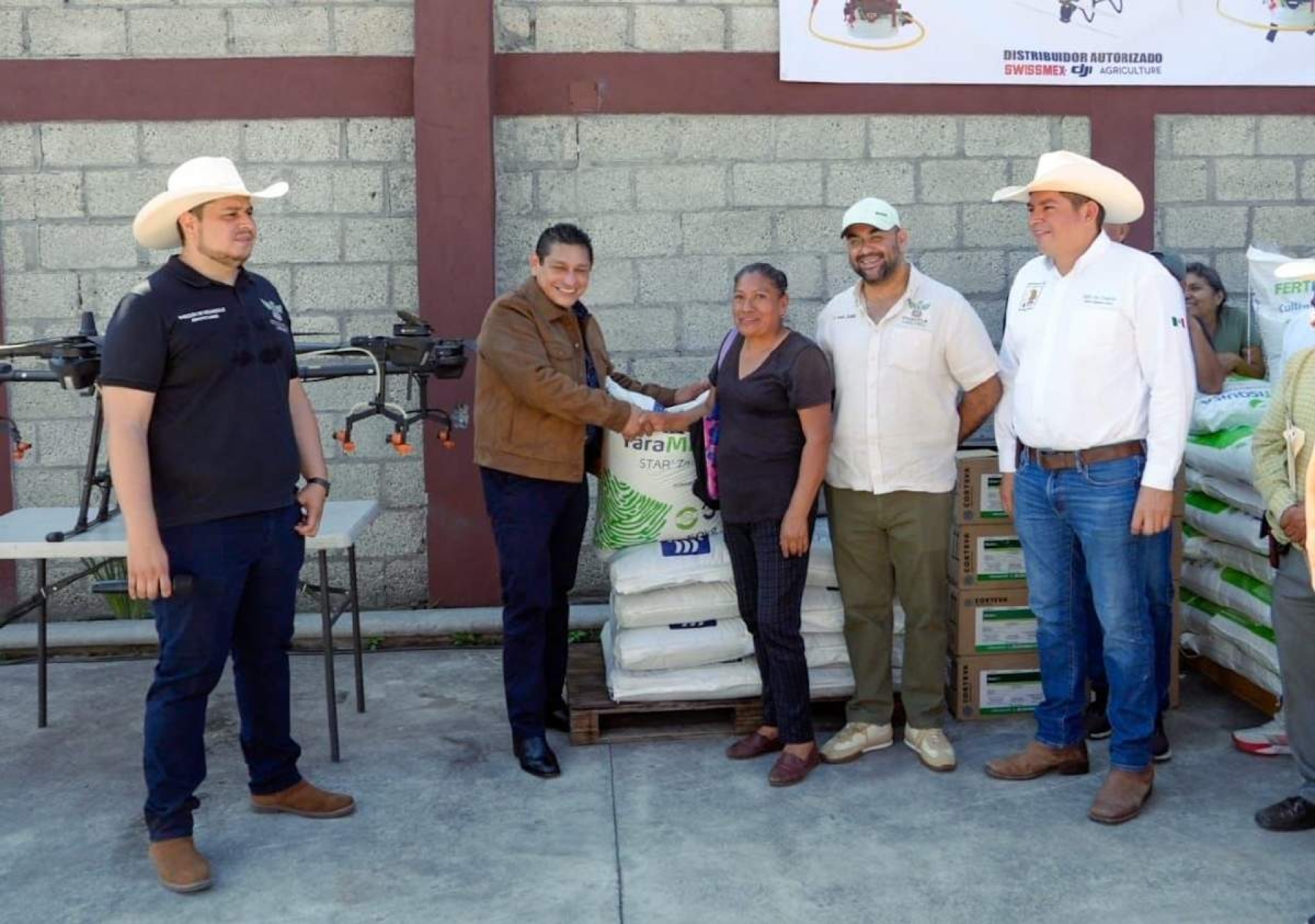 Fortalecen campo de Cuautla con entrega de fertilizante
