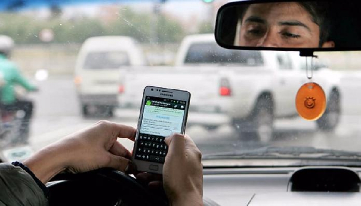 Excesivo, penalizar el uso del celular al conducir
