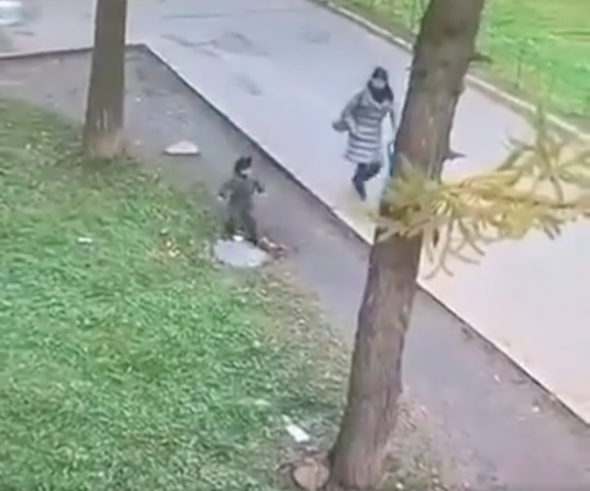 VIDEO: La coladera se abrió cuando el niño caminaba sobre ella y así reaccionó mamá