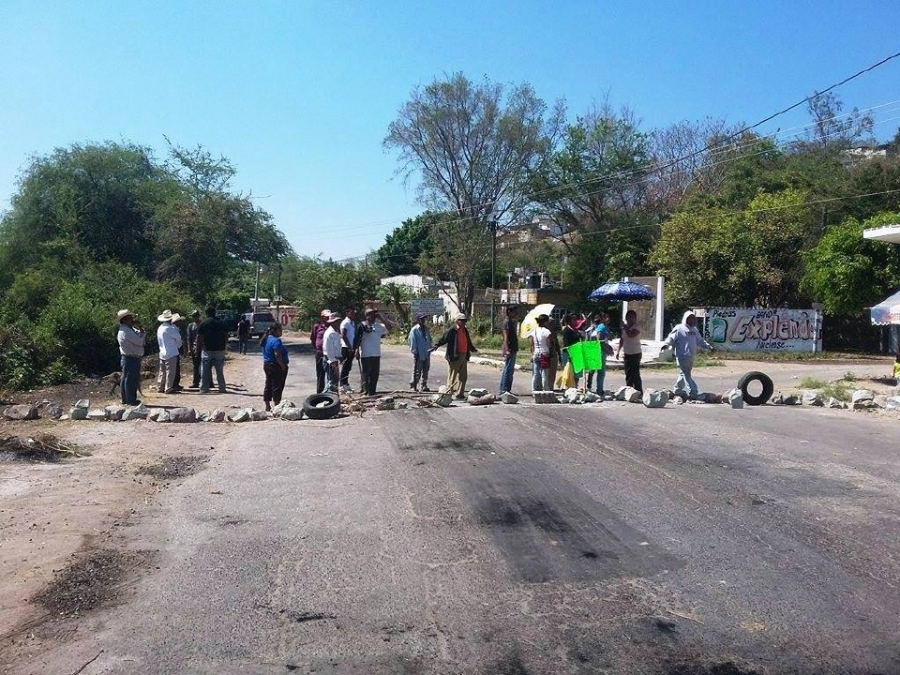 Grupos que se disputan la ayudantía de El Chivatero bloquean nuevamente la carretera Cuautla –Jojutla