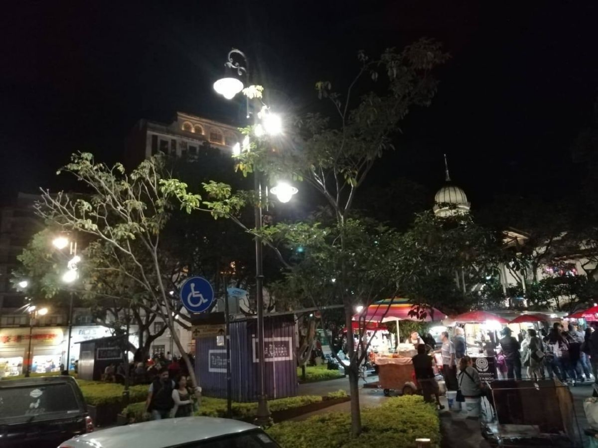 Dan mantenimiento correctivo al alumbrado público en el centro de cuernavaca