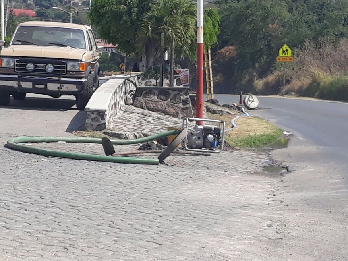 Mal limpieza de drenaje en Tetecala causa molestias entre vecinos