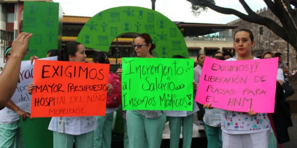 Protestan trabajadores del Hospital del Niño en la Plaza de Armas
