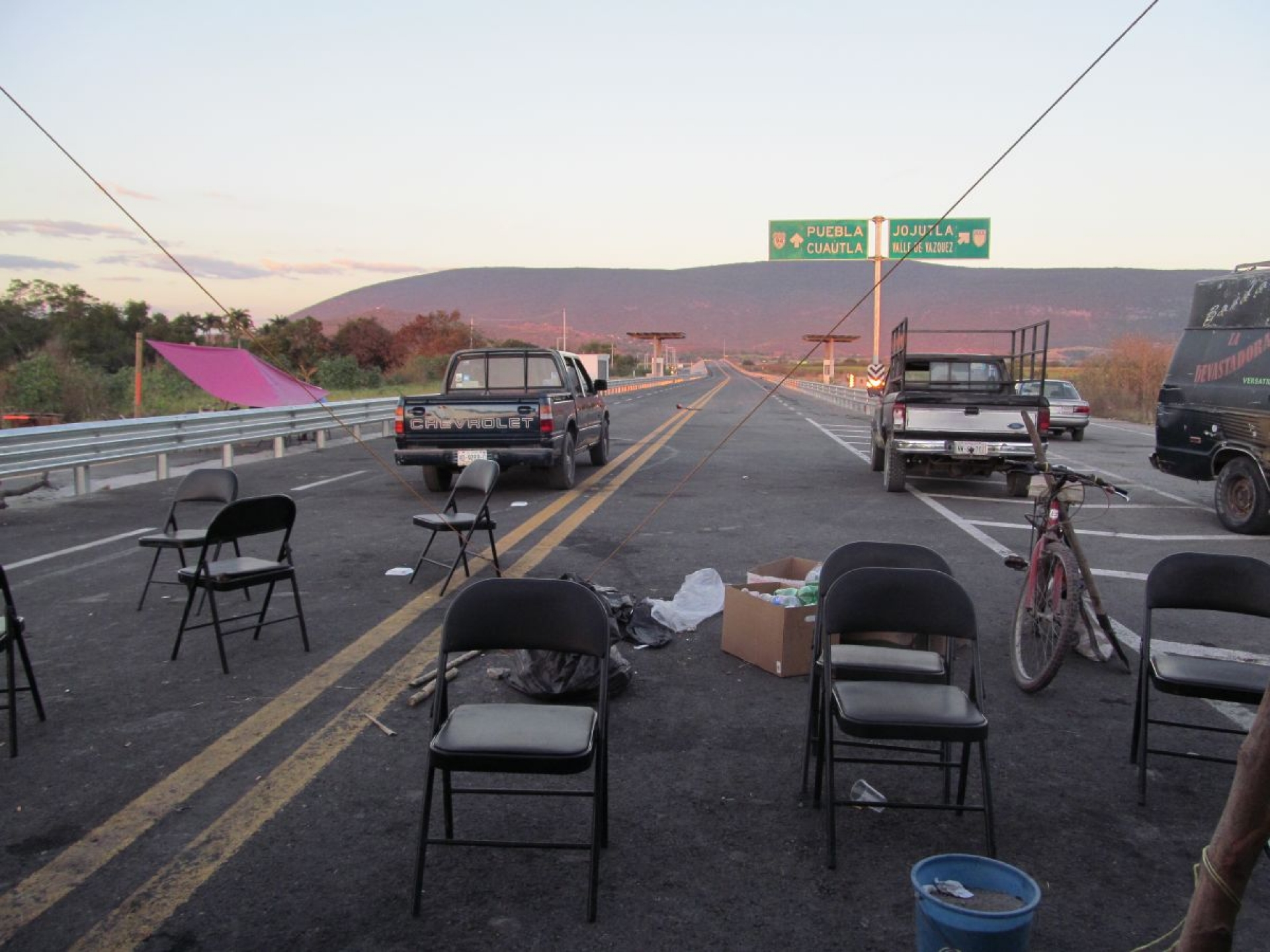 Cumple dos semanas el bloqueo de la autopista S XXI