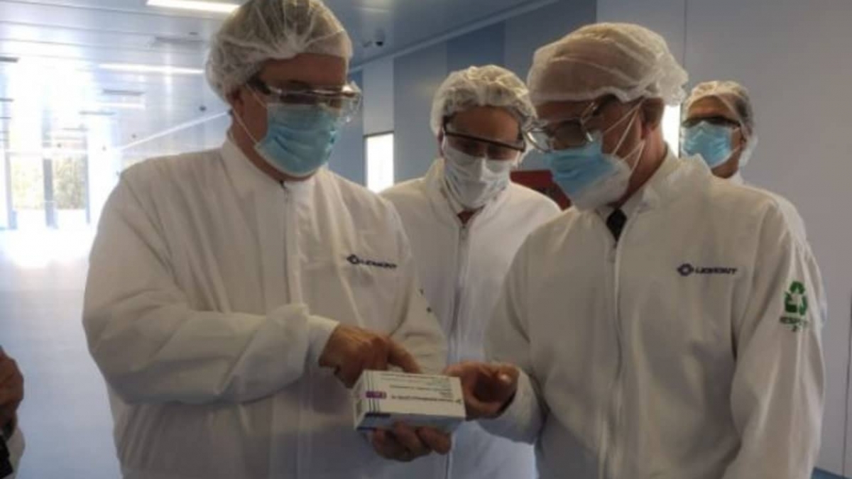 Alistan primer lote de vacunas de AstraZeneca envasadas en México