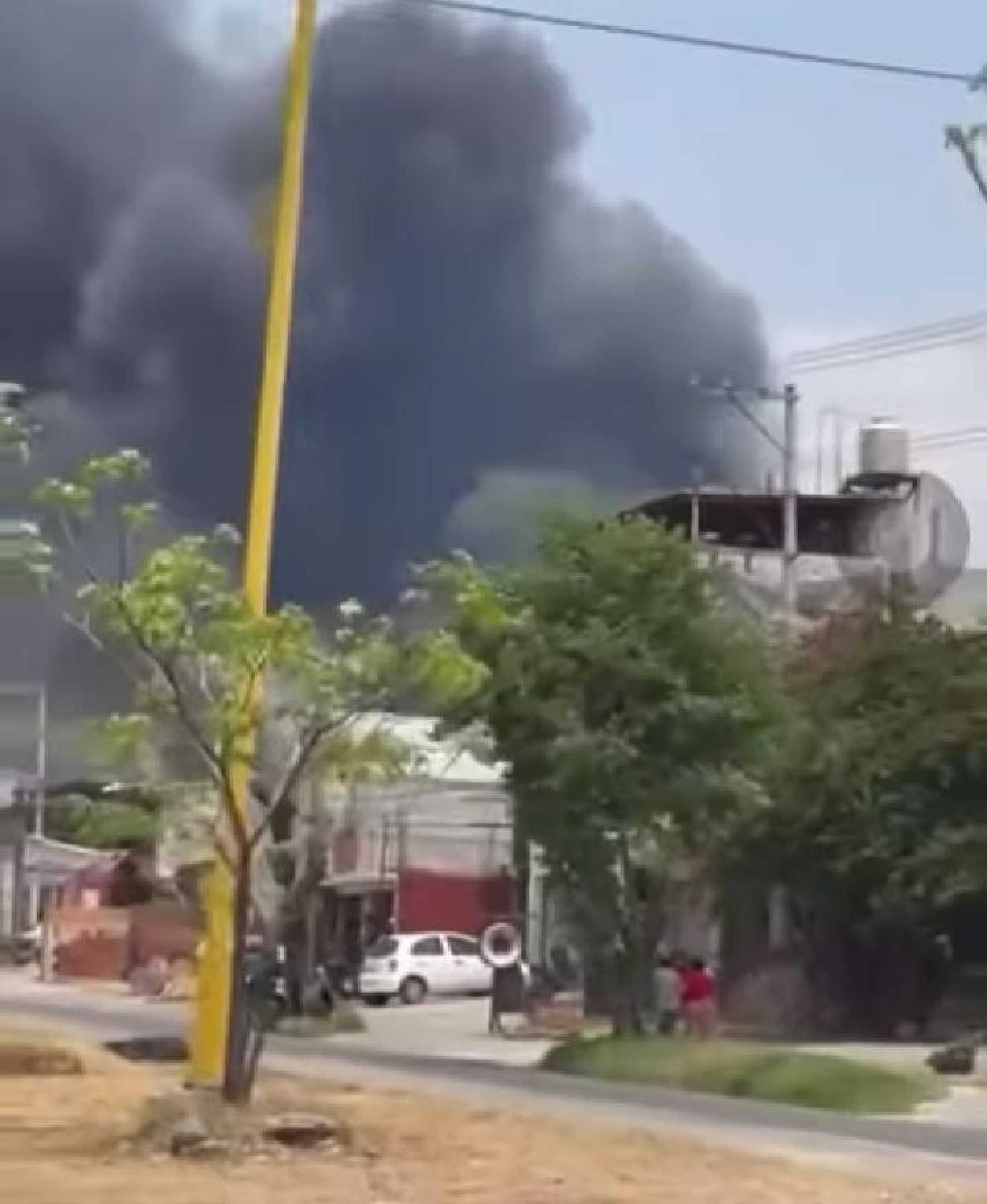 Sólo daños materiales deja incendio en bodega