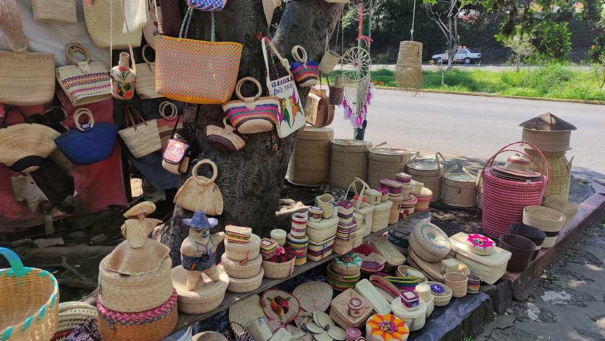 Tiene poca clientela para sus artesanías de palma