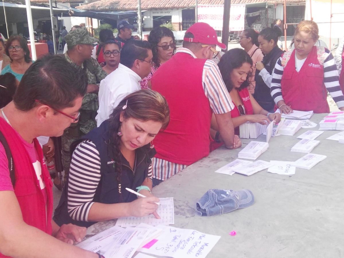 Entregan tarjetas de Fonden a damnificados de Tetecala y Coatlán del Río