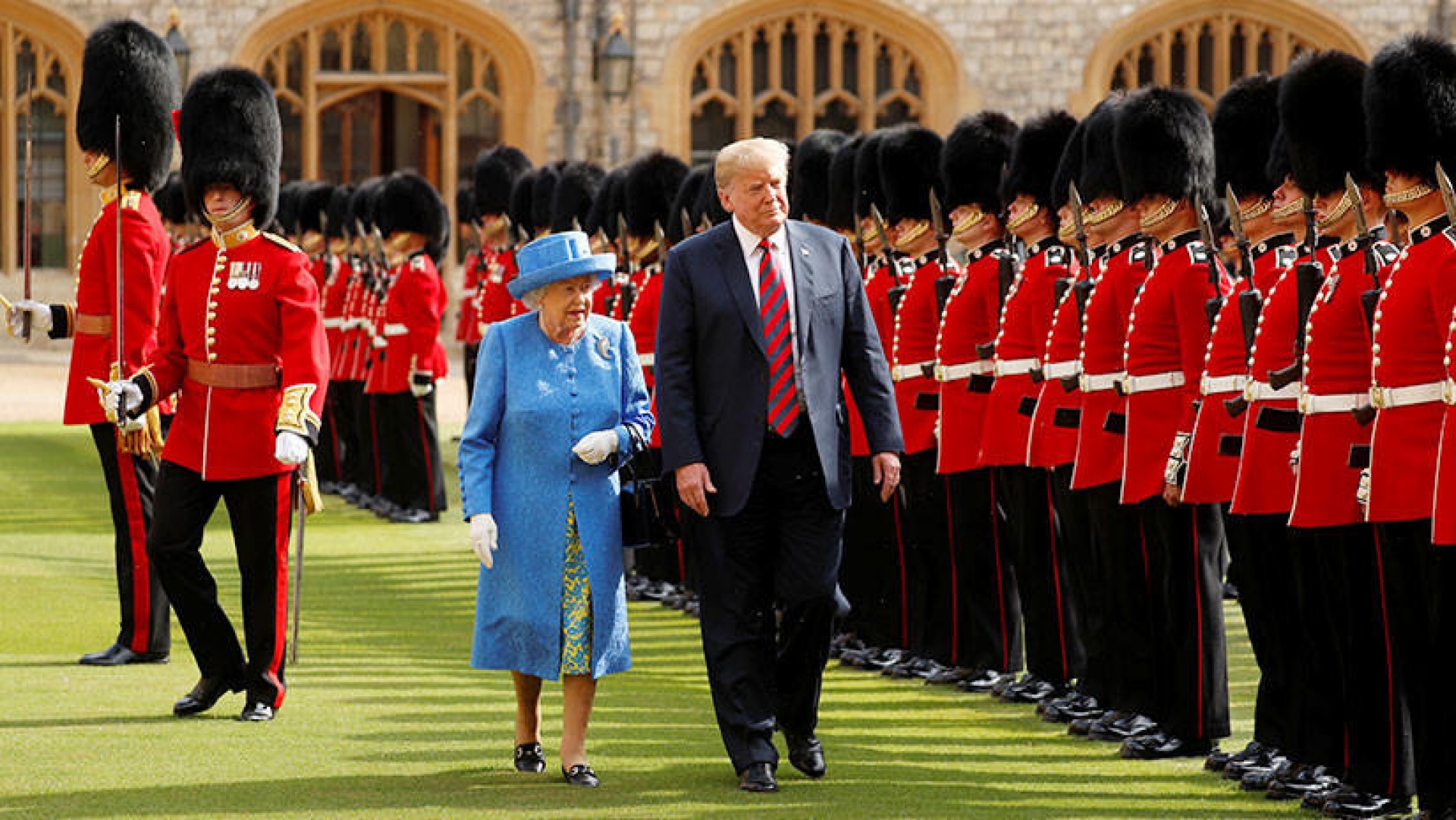 VIDEO: Trump rompe el protocolo y confunde a la reina Isabel II