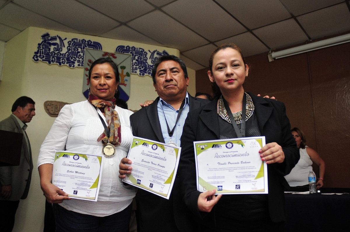 Entregan presea “Veritas Liberabit Vos” a periodistas destacados