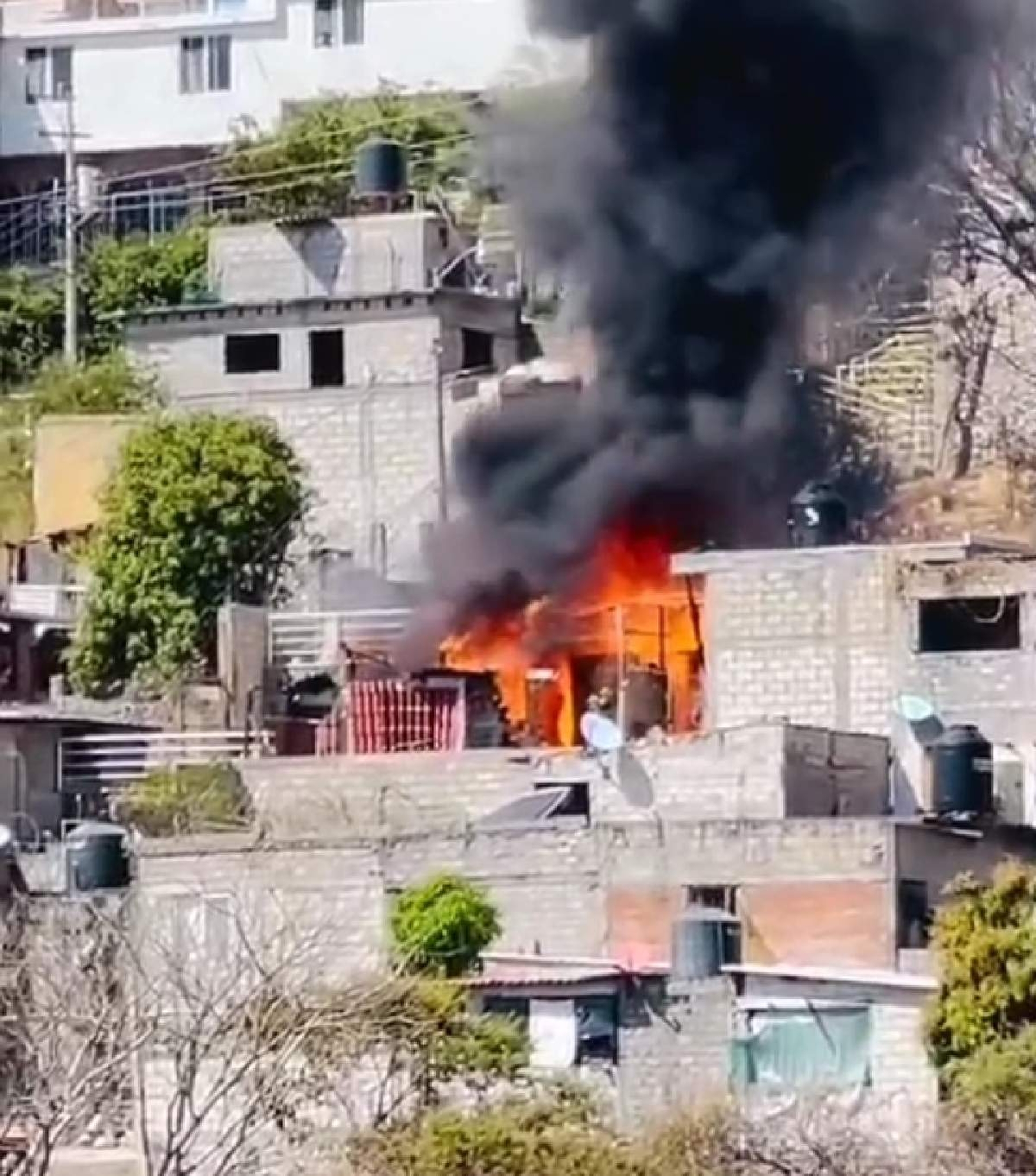 Se incendia una casa en Lomas de Acatlipa