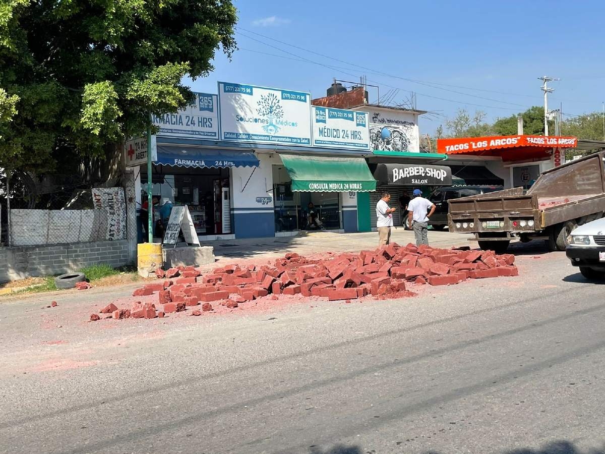 Camioneta sin frenos termina volcada