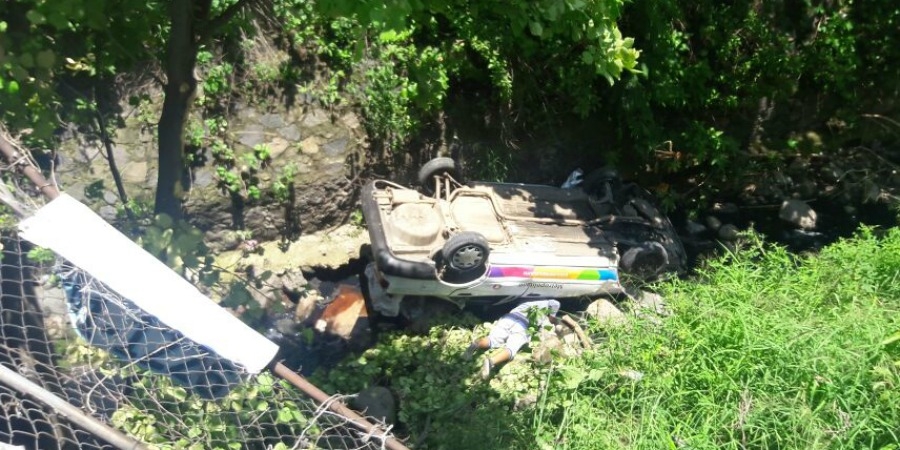 Cae taxi a una barranca, en Jacarandas