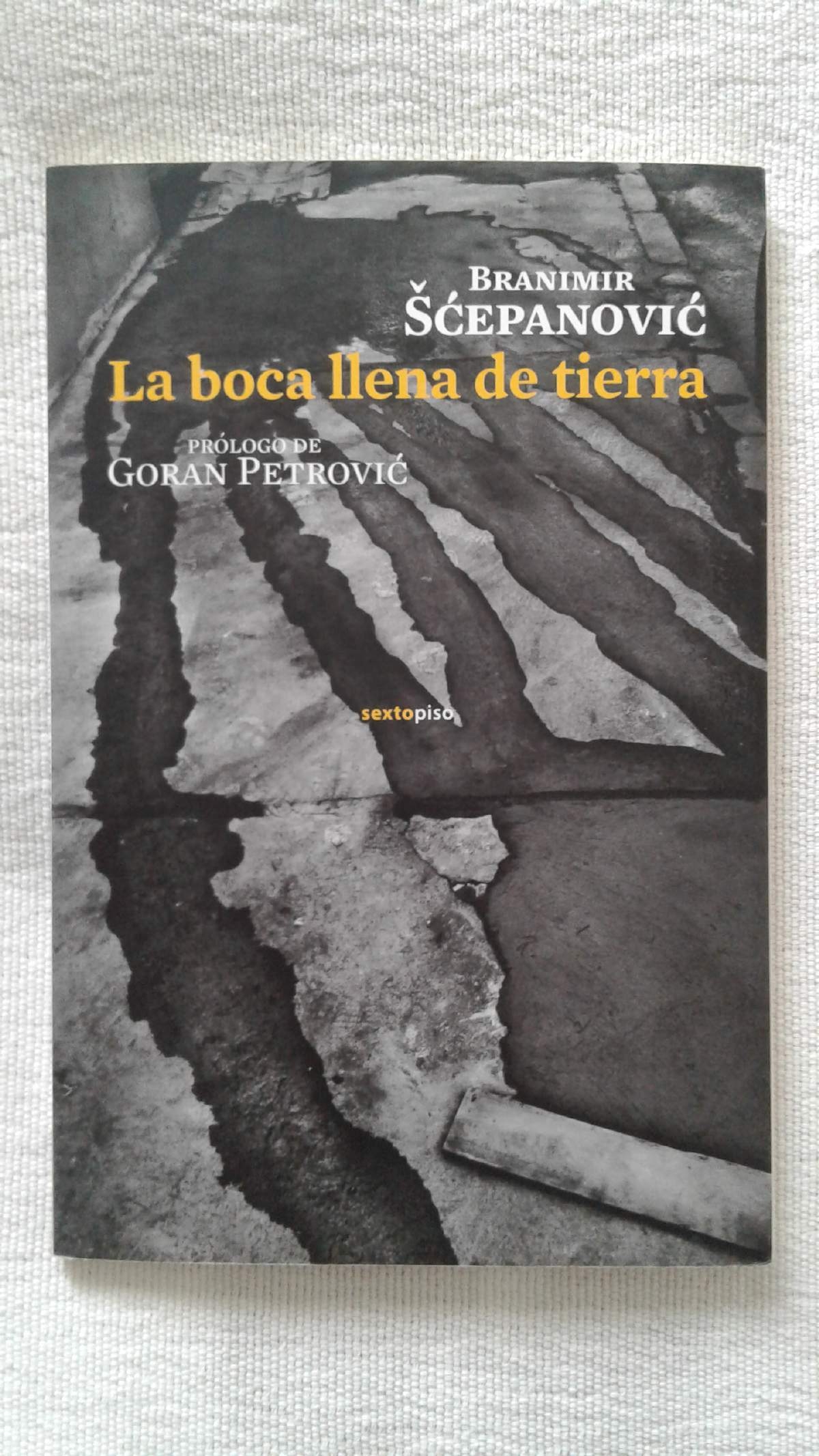 La boca llena de tierra