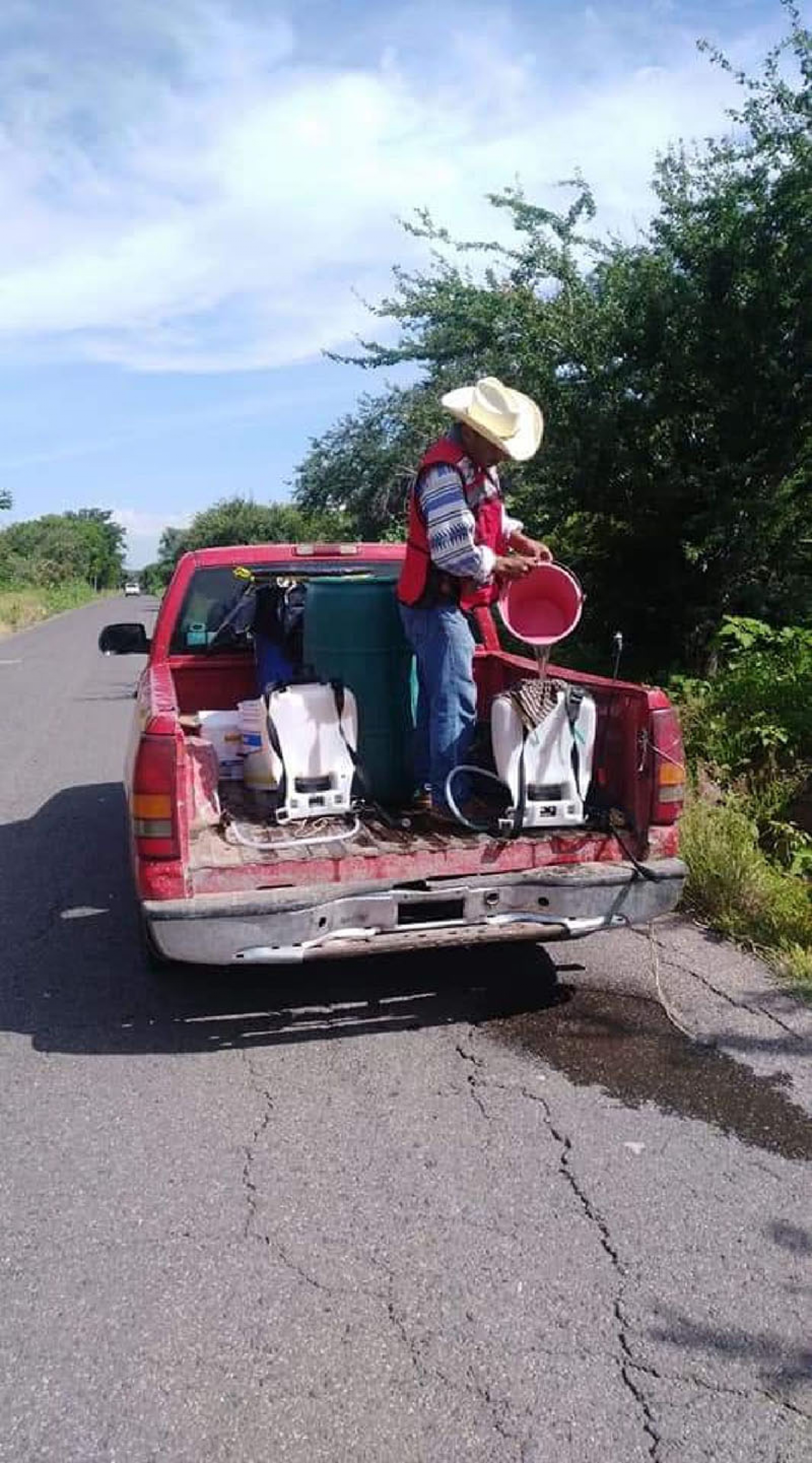 Continúan las labores de limpieza de caminos en Jonacatepec