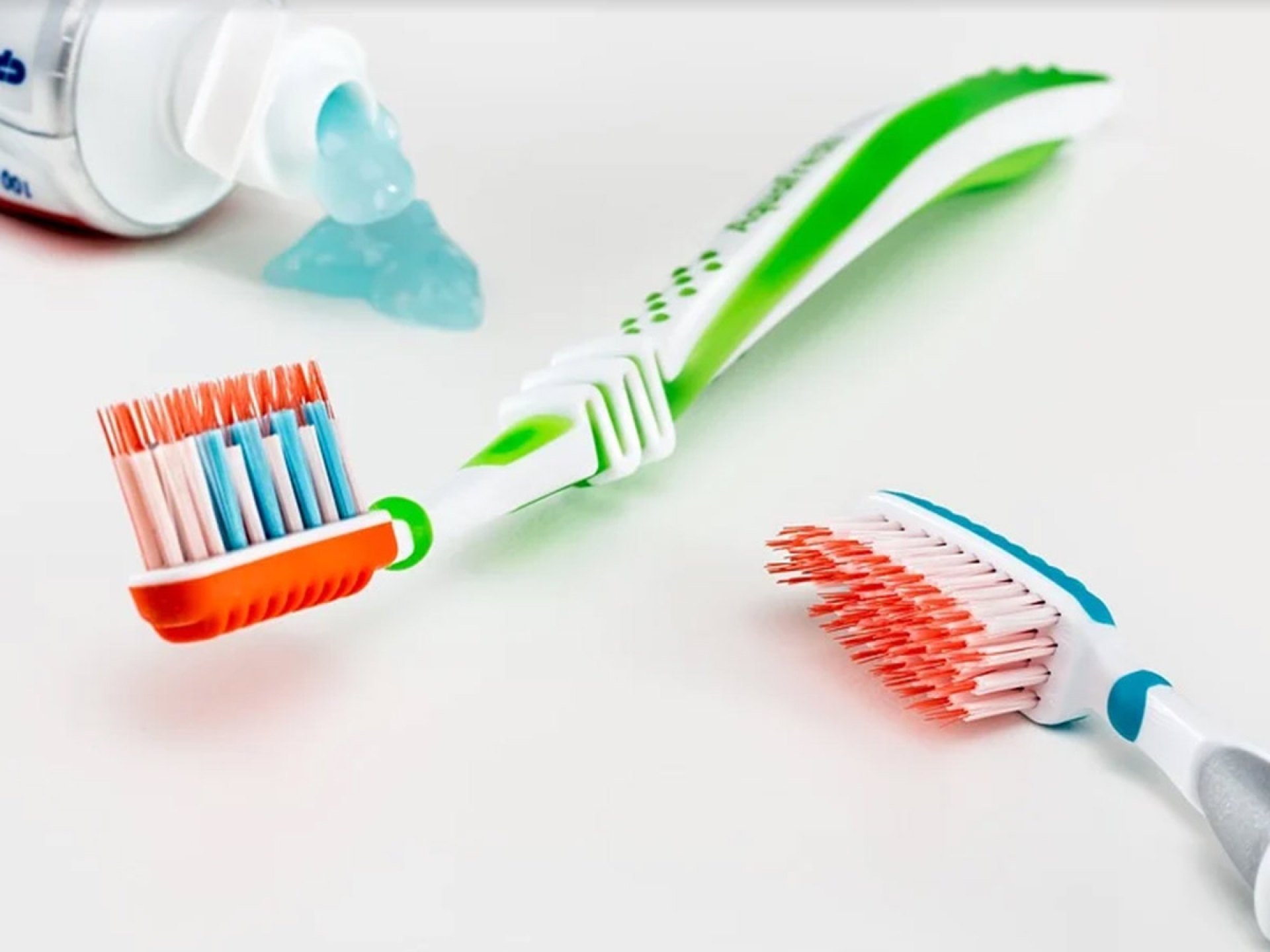 ¿El cepillo de dientes puede transmitir el COVID-19?