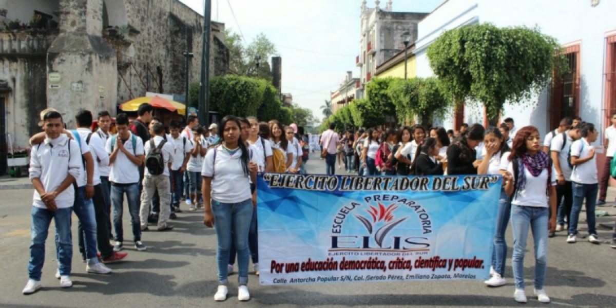 Marchan integrantes de la Federación Nacional de Estudiantes Revolucionarios, en Cuernavaca