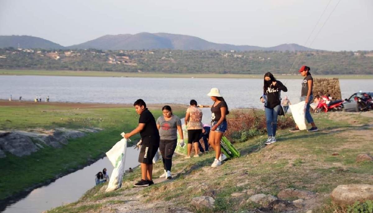 Realizan jornada de limpieza en la laguna de El Rodeo