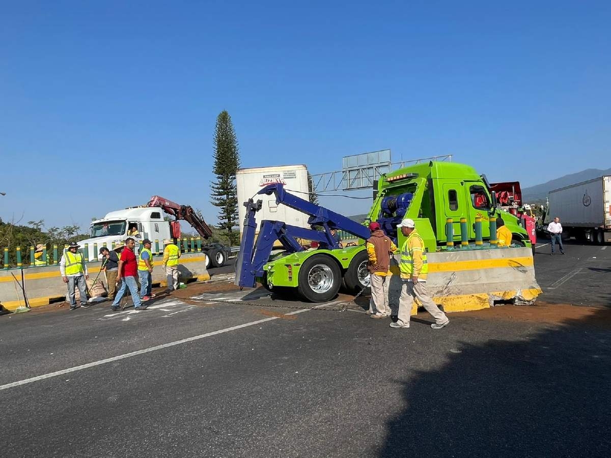 Choca tráiler al quedarse dormido el conductor