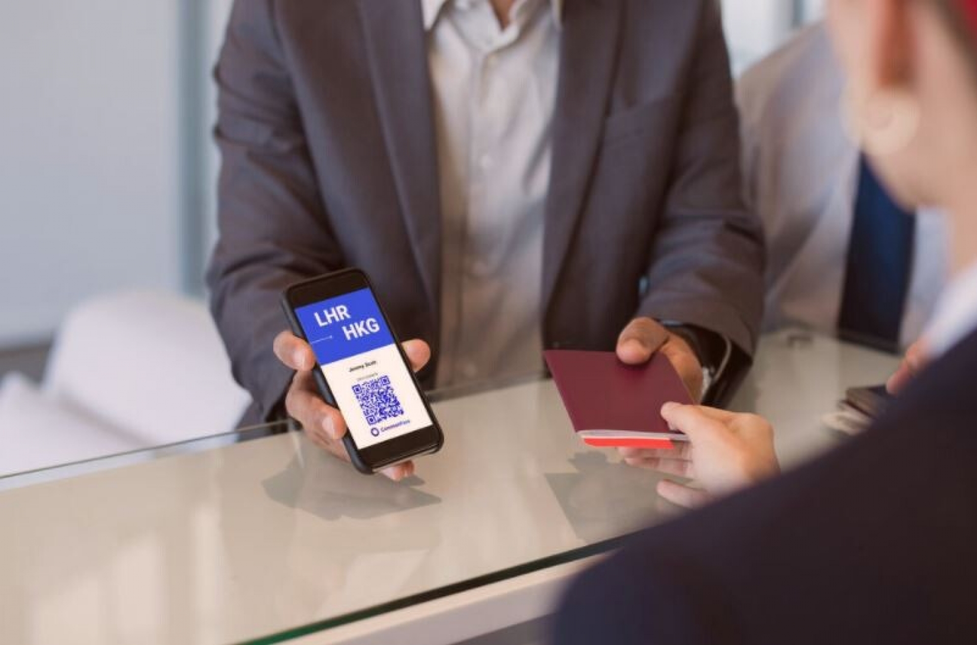 Para viajar en 2021 vas a necesitar un "Pasaporte de Vacunación": Apps mostrarán si estás vacunado contra COVID-19