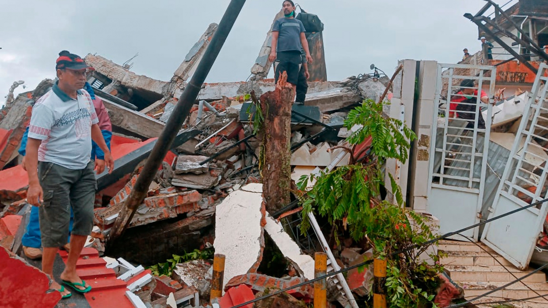 Sismo de magnitud 6.2 en Indonesia deja al menos 34 muertos