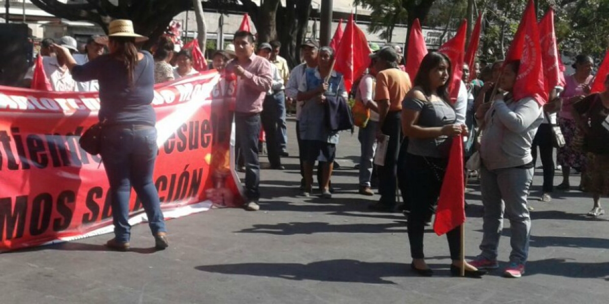 Protestan antorchistas en el zócalo de Cuernavaca
