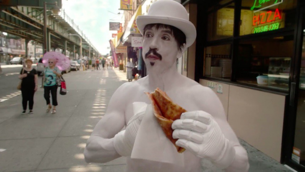 Anthony Kiedis es un mimo sin ropa en el nuevo video de los RHCP