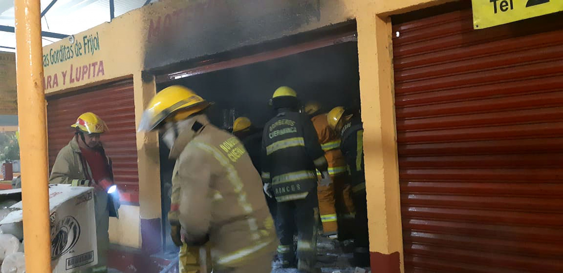 Bomberos sofocan incendio en un local del mercado de la colonia Satélite