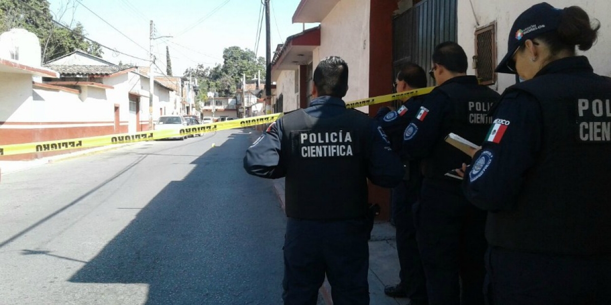 Atacan a balazos a dos policías en Xochitepec